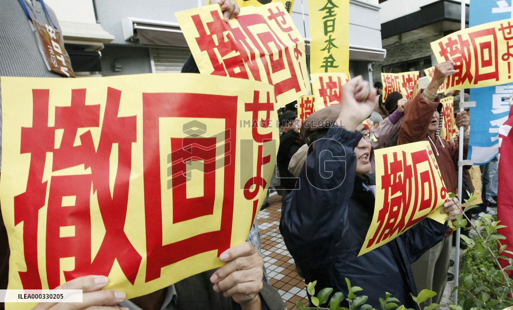 Kan visits Okinawa