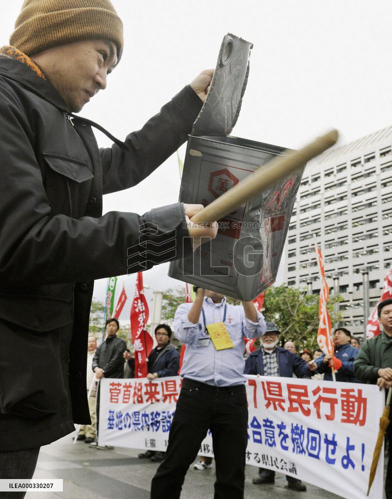 Kan visits Okinawa