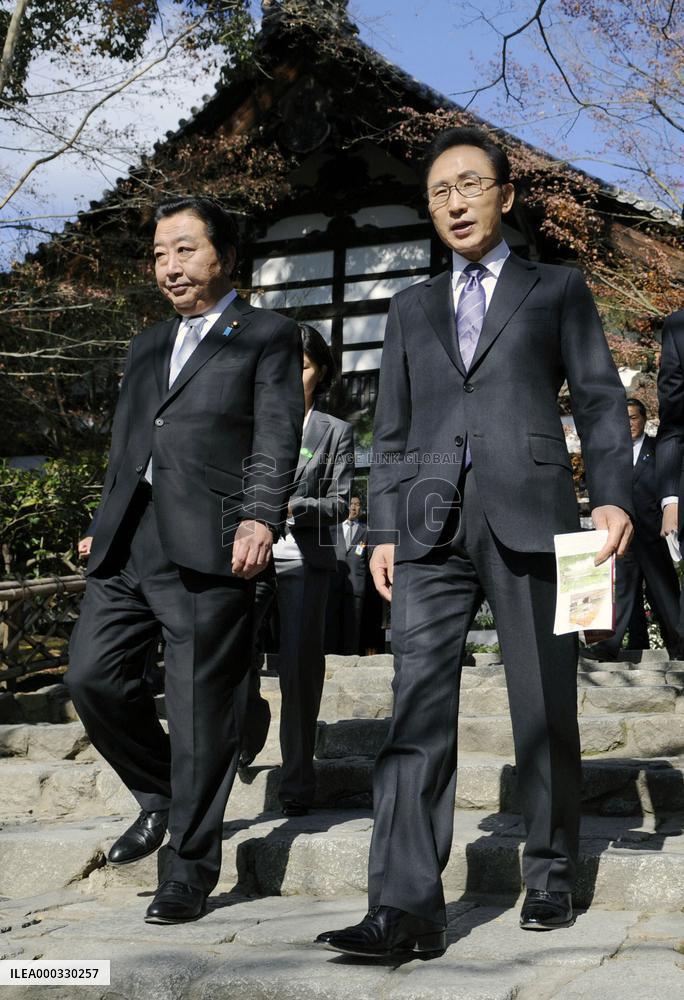 Japan PM Noda, S. Korean Pres. Lee at temple