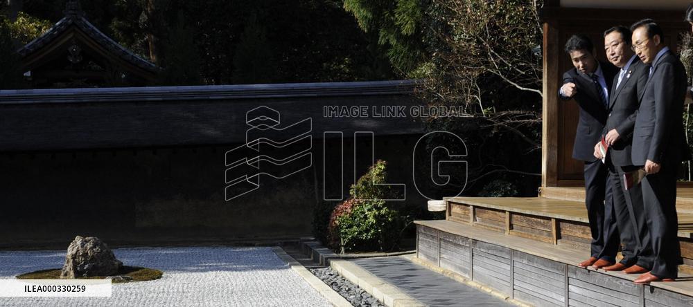 Japan PM Noda, S. Korean Pres. Lee at temple