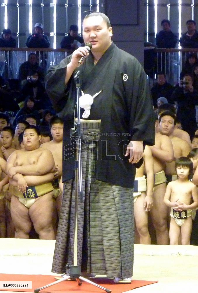 Young wrestlers compete in Hakuho Cup