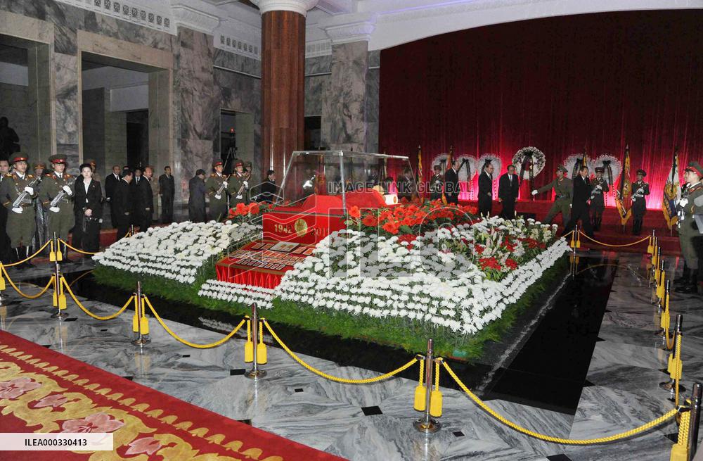 Kim Jong Il's body lies in state