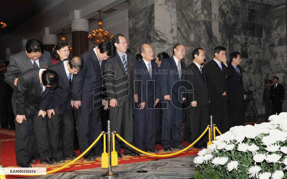Mourners see Kim Jong Il's body