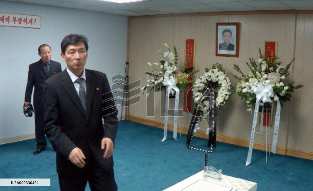Envoys sign condolence book for Kim Jong Il