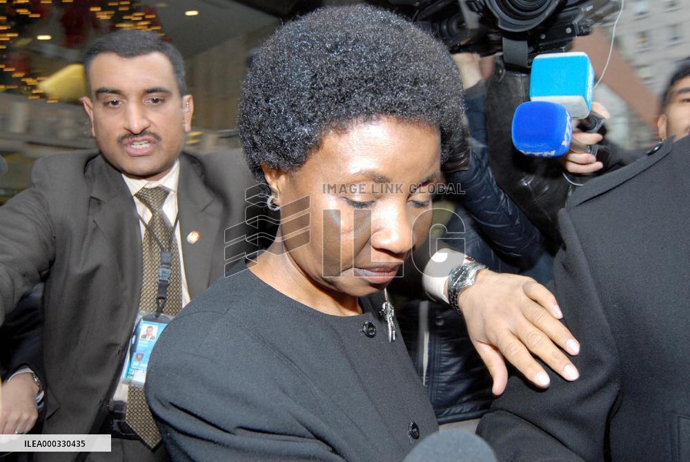 Envoys sign condolence book for Kim Jong Il