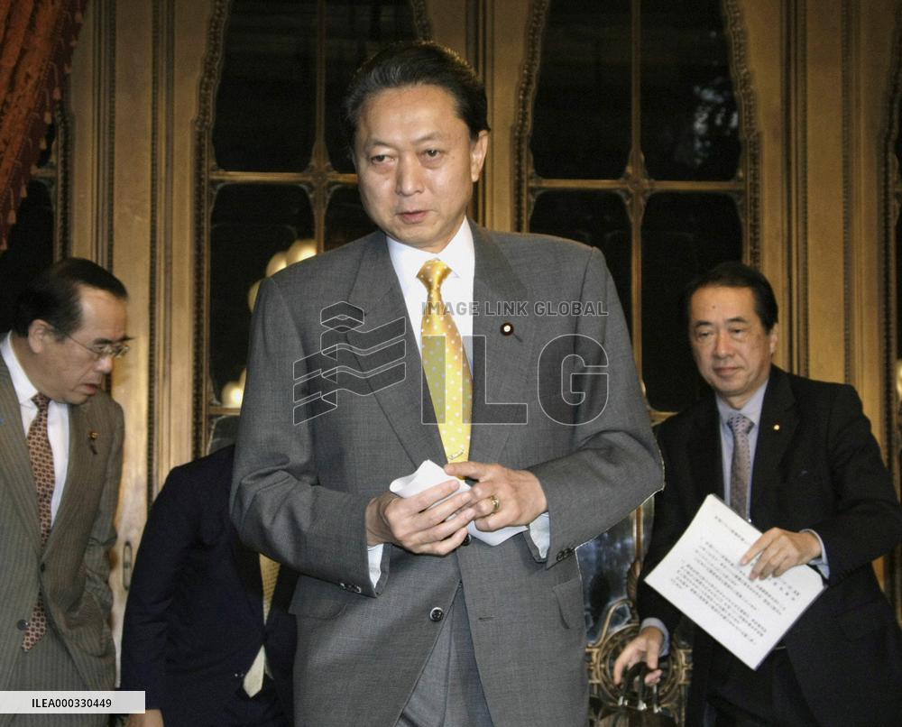Hatoyama attends Cabinet meeting