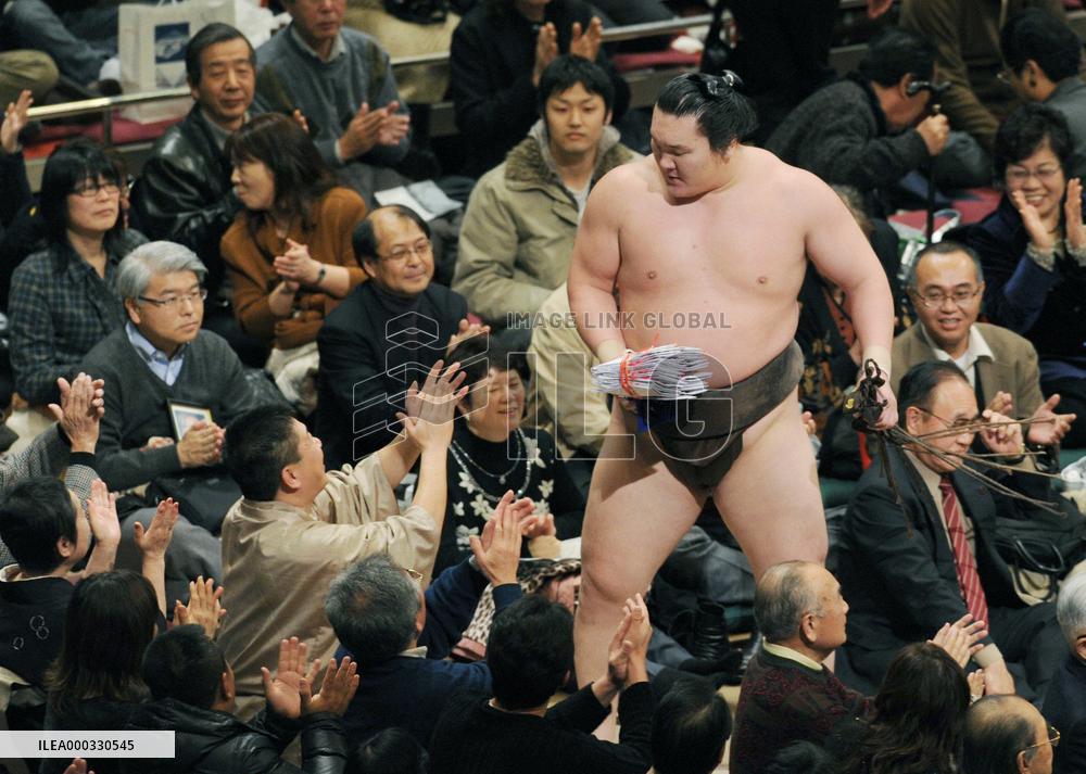 Hakuho wins 6th straight title