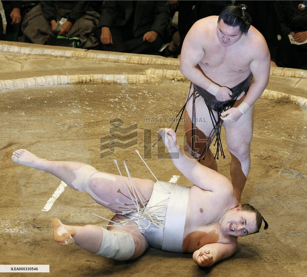 Hakuho wins 6th straight title