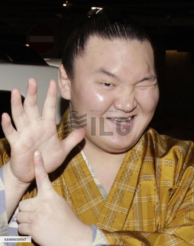 Hakuho wins 6th straight title