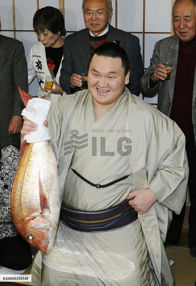 Hakuho wins 6th straight title