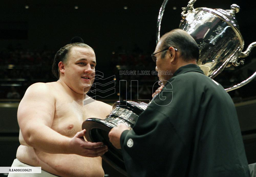 Baruto wins New Year sumo