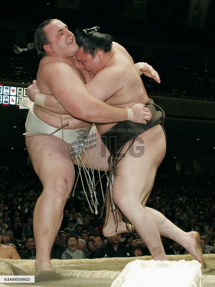 Hakuho denies Baruto perfect record