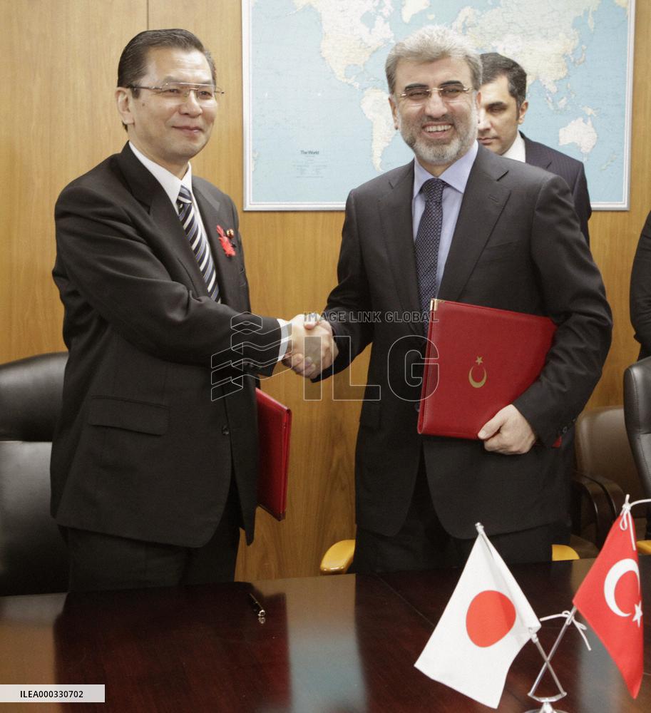 Japan, Turkey sign memorandum on civil nuke pact