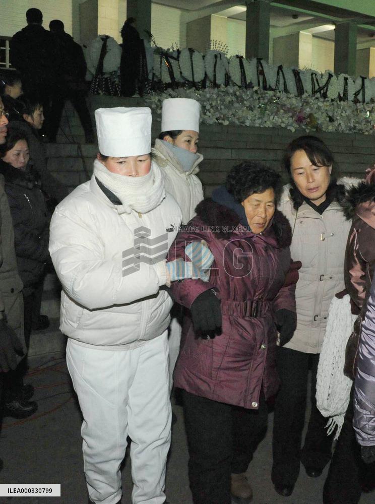 Condolence visit to Kim Jong Il in cold