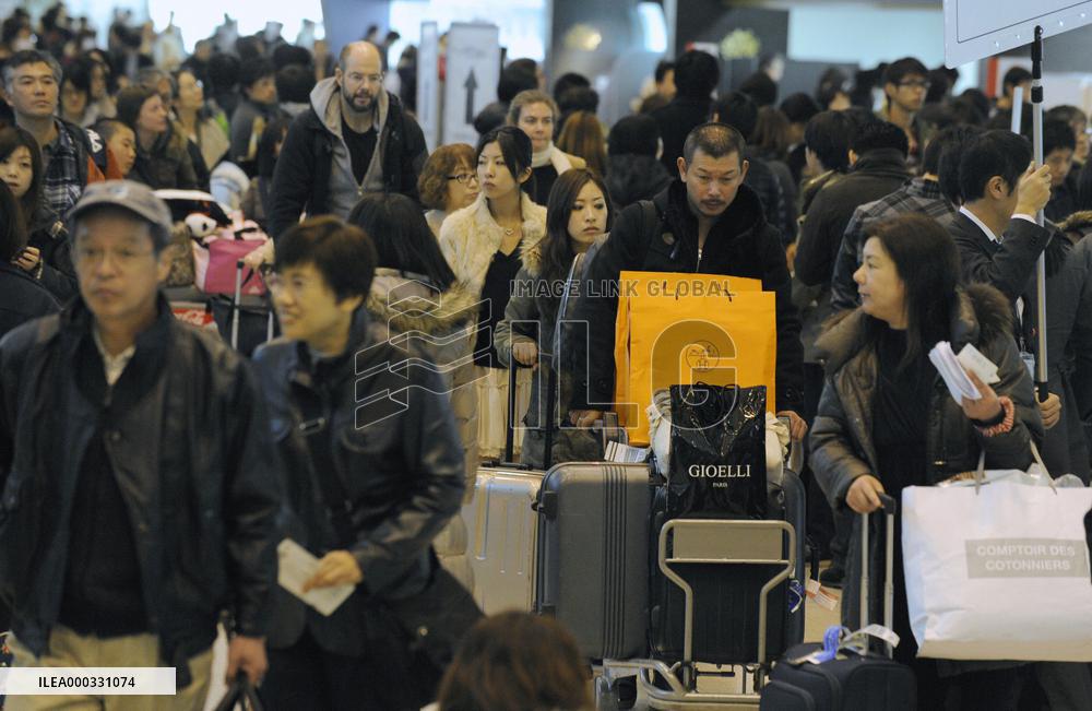 Rush of homebound travelers peaks in Haneda