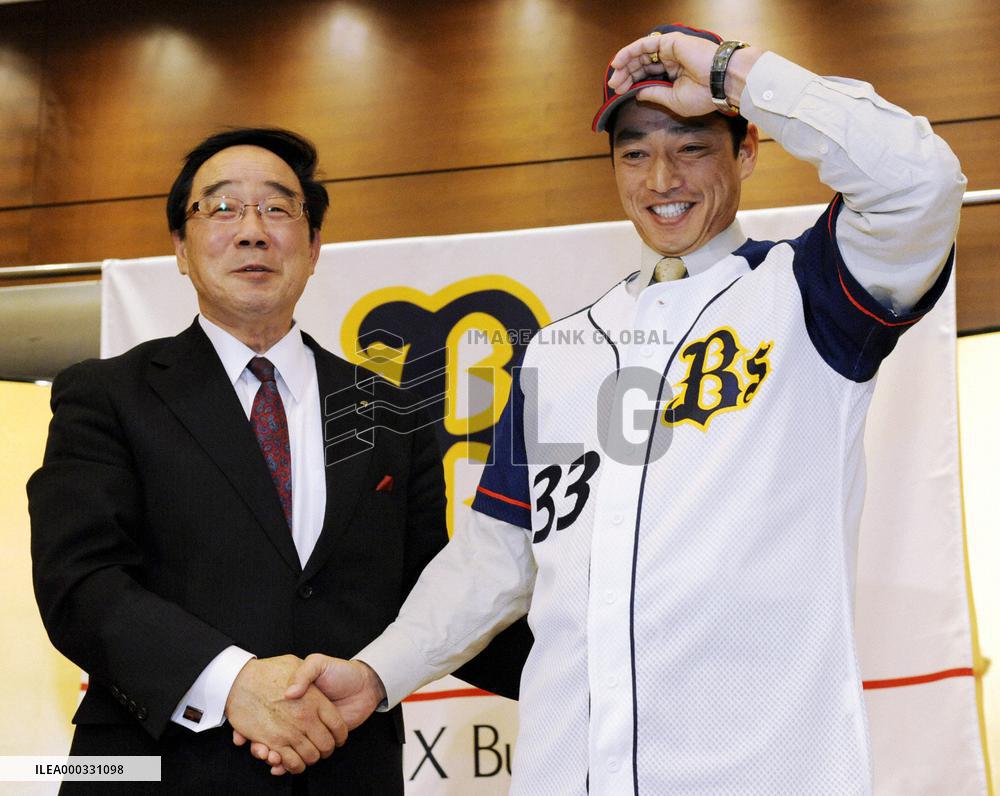 Orix gets former major league outfielder Taguchi