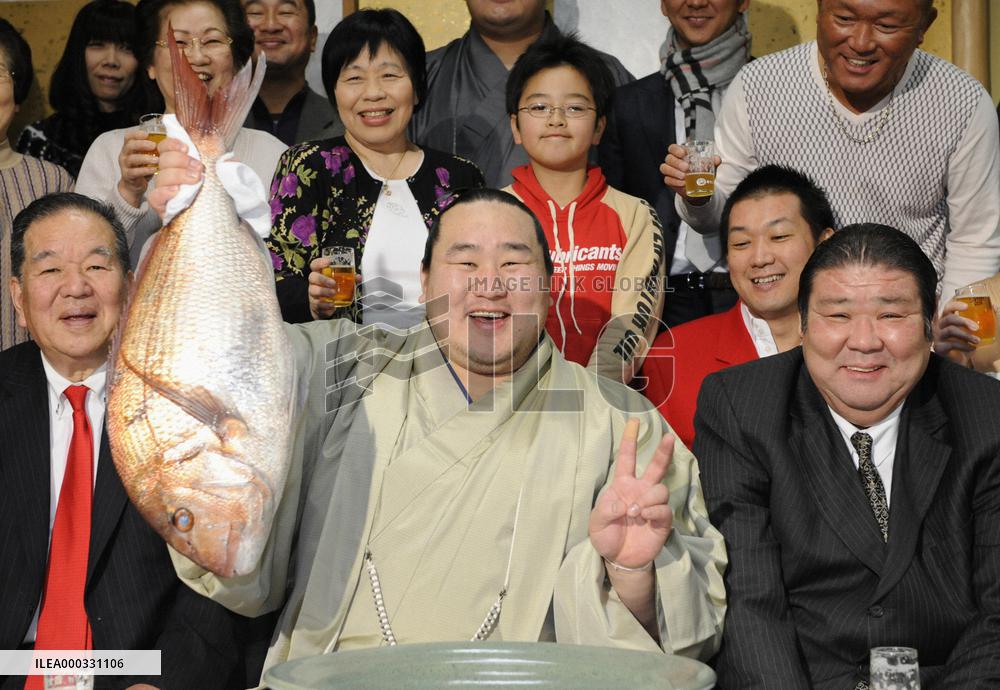 Asashoryu clinches 25th Emperor's Cup at New Year basho