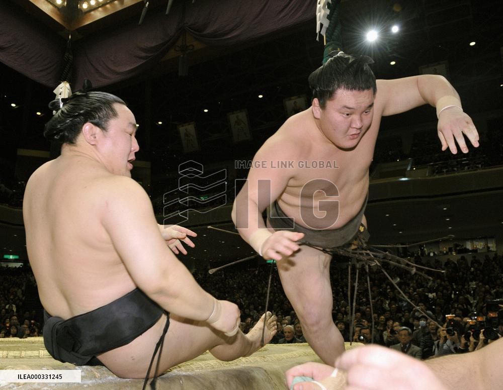 Hakuho dampens Asa's title celebrations at New Year basho