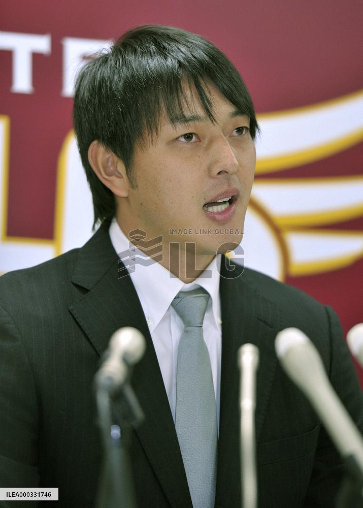 Iwakuma remains with Rakuten