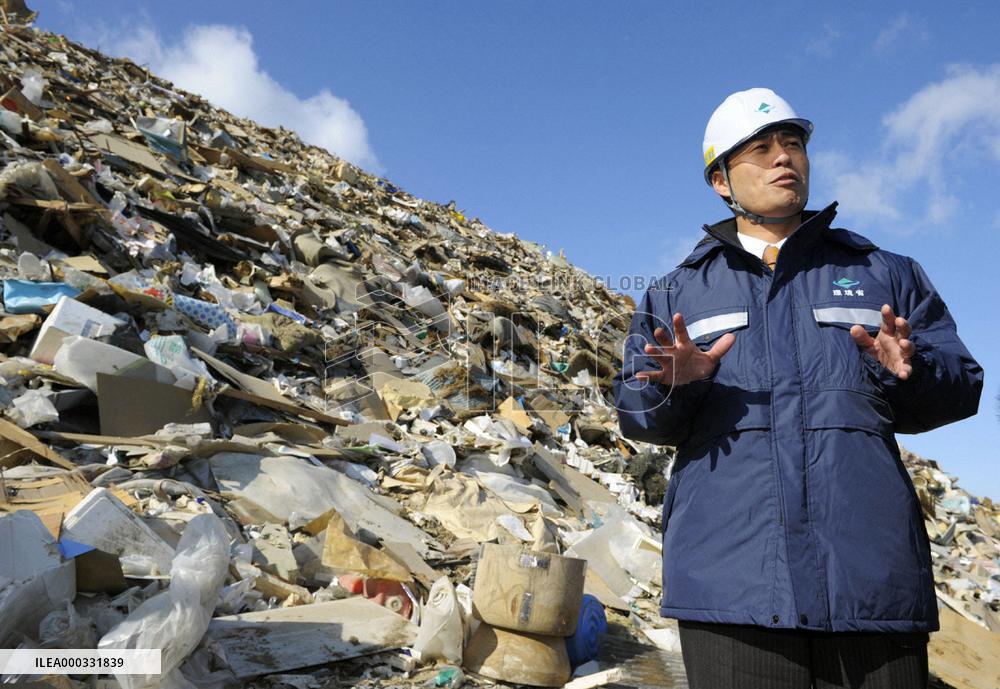 CORRECTED Environment Minister Hosono inspects debris storage sit