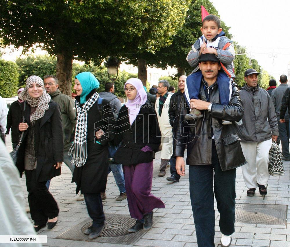 Tunisians celebrate 1st anniversary of revolution