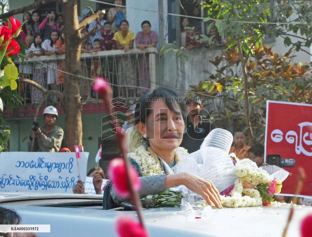 Suu Kyi on 1st party campaign trip