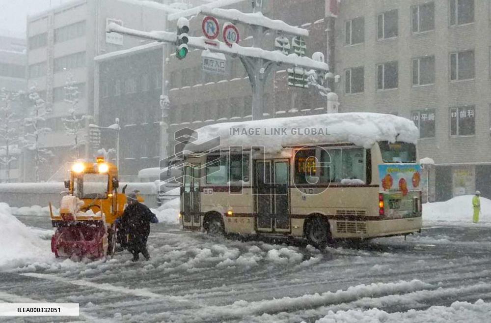 Heavy snowfall in Hokuriku
