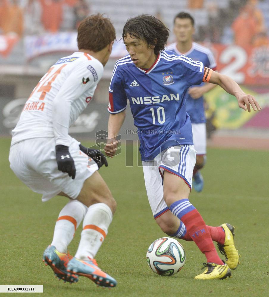 Marinos midfielder Nakamura in action against Ardija