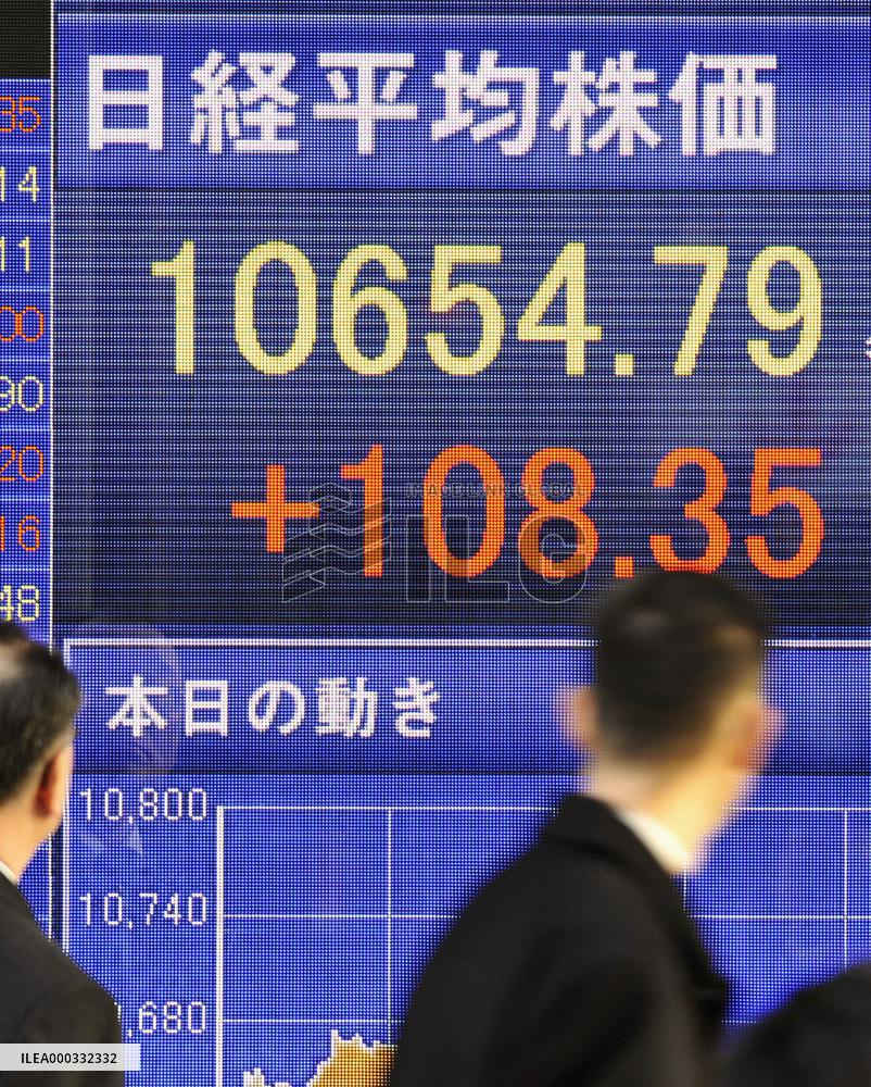 Nikkei hits 15-month high on 2010 1st day