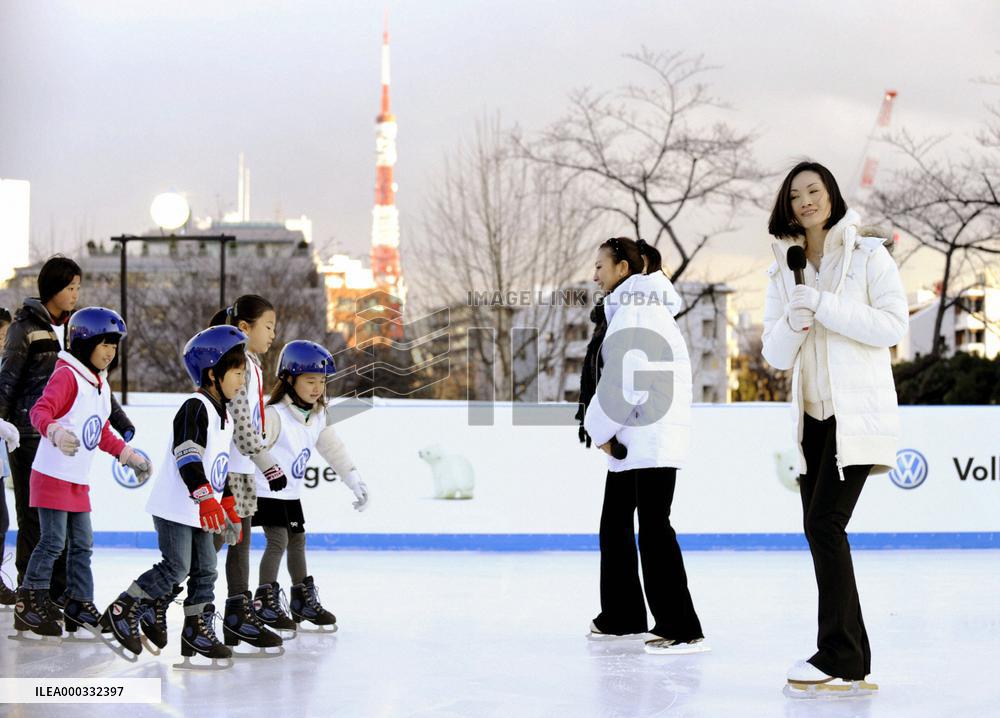 Arakawa instructs children at Tokyo Midtown's new skating rink
