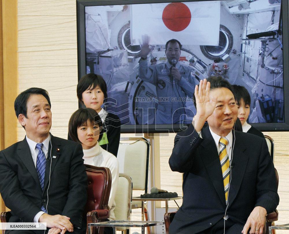Hatoyama calls astronaut Noguchi in space