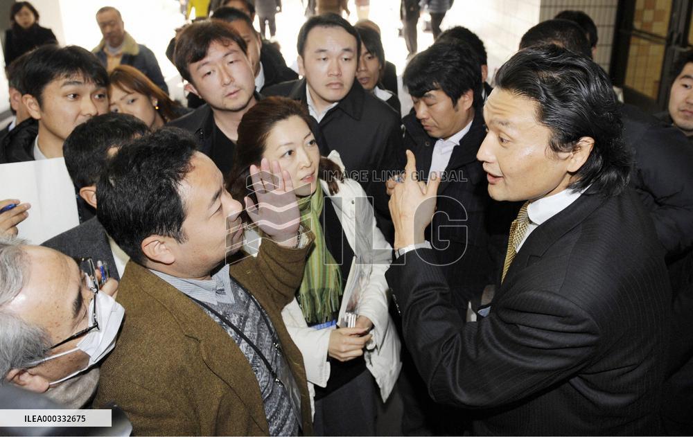 Ex-sumo champ Takanohana challenges tradition
