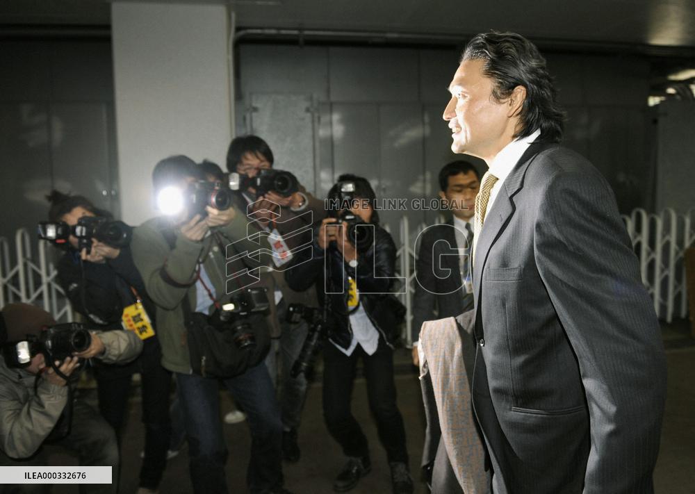 Ex-sumo champ Takanohana challenges tradition