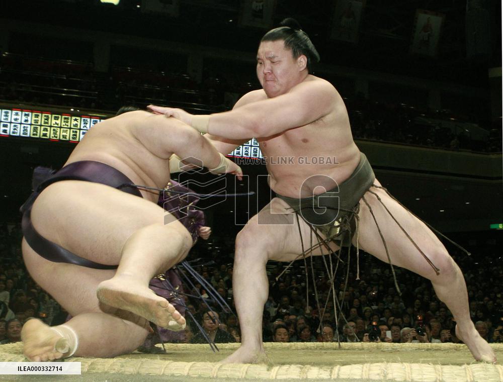 Hakuho beats Takekaze