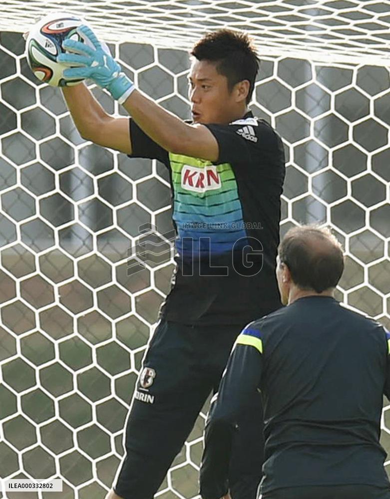 Goalkeeper Kawashima tries to get feel for 'Brazuca' ball