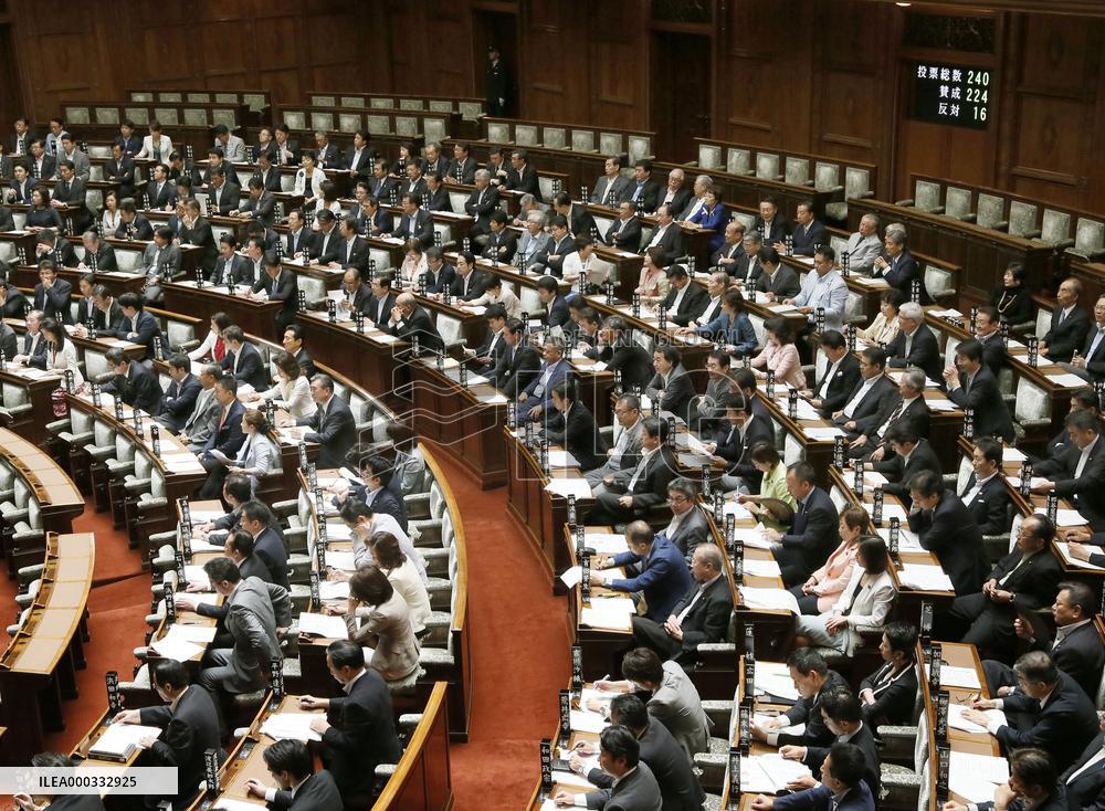 Japan parliament approves bill to revise referendum law