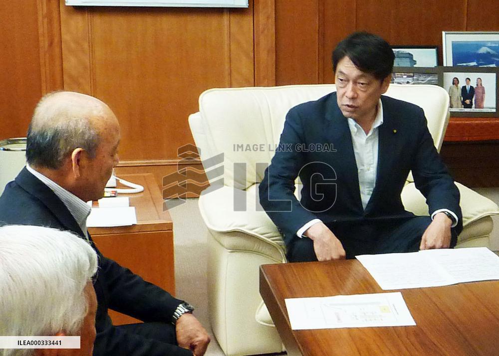 Defense minister thanks Gunma village over Osprey exercise