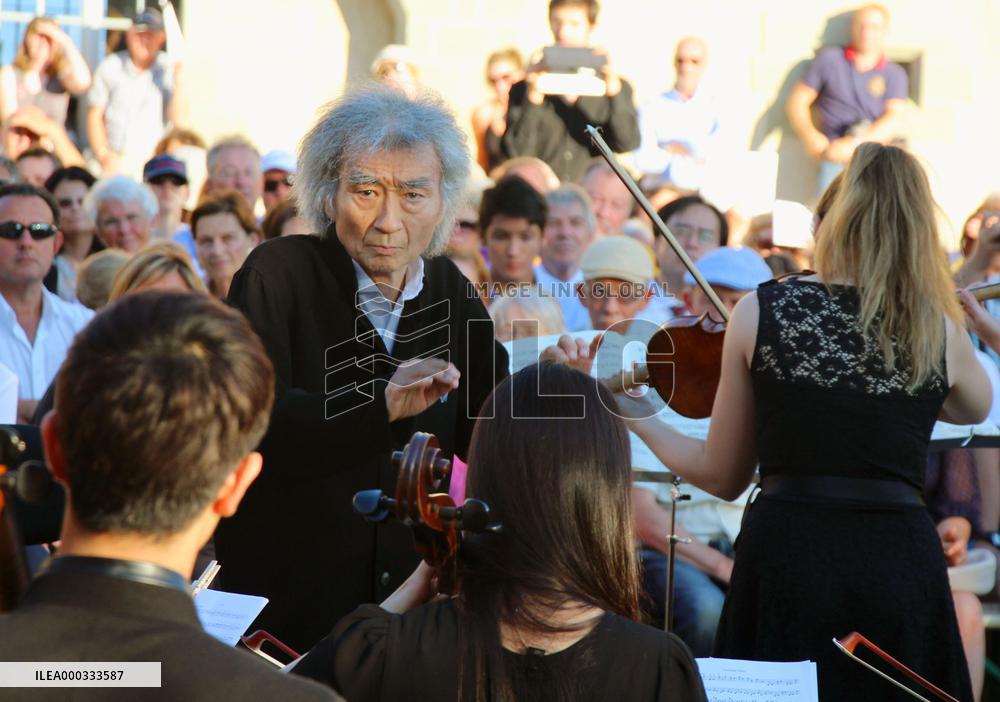 Conductor Ozawa takes the baton in Europe