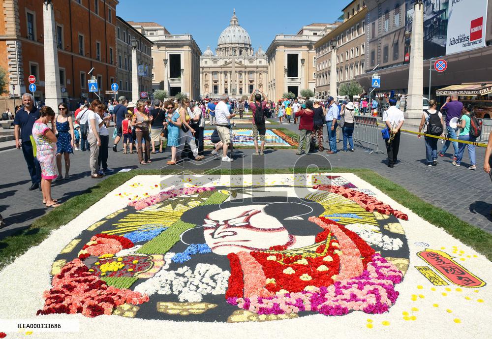 Kabuki motif drawn with flower petals