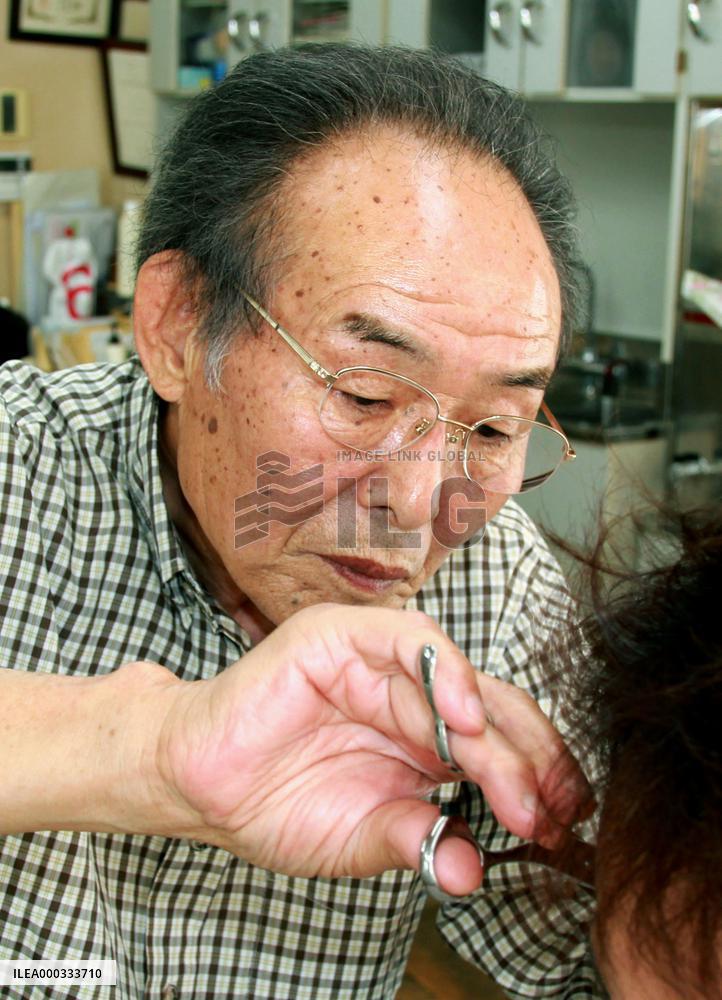 Barber working for criminal suspects in police lockup