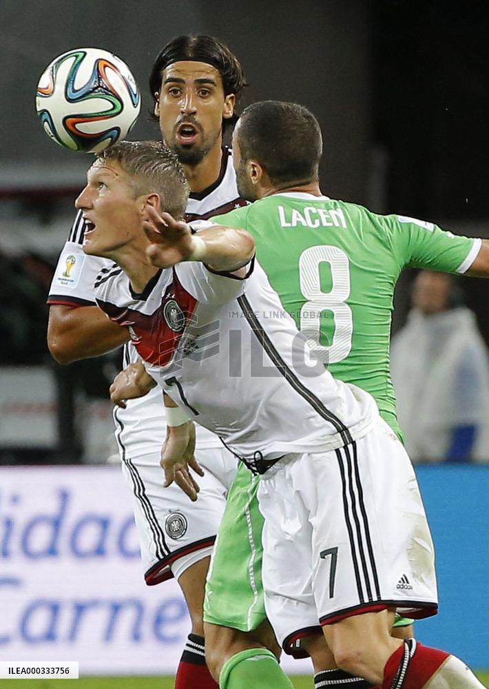 Germany defeat Algeria 2-1
