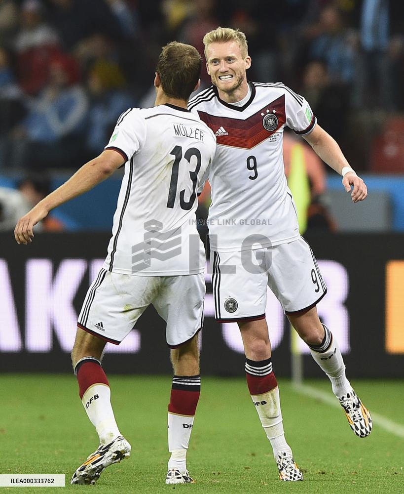 Germany defeat Algeria 2-1