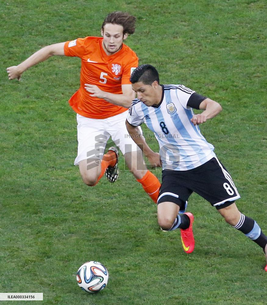 Argentina down Dutch in shootout to reach World Cup final