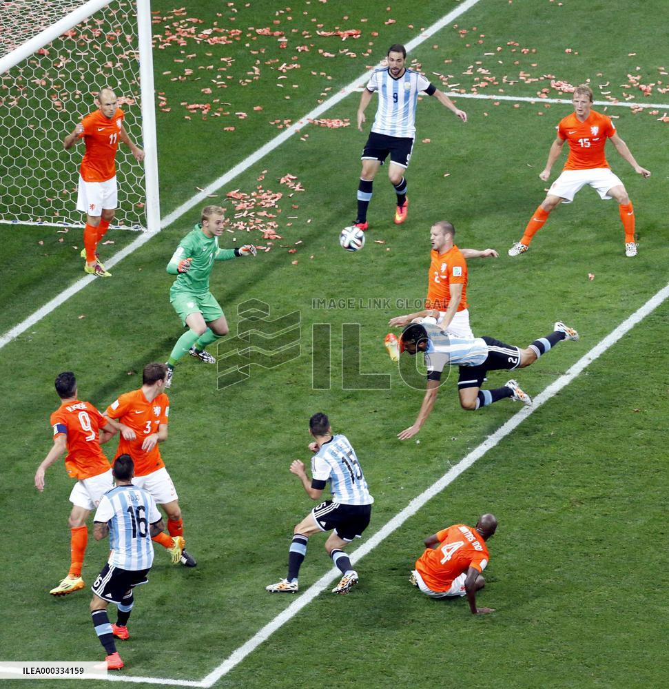 Argentina down Dutch in shootout to reach World Cup final