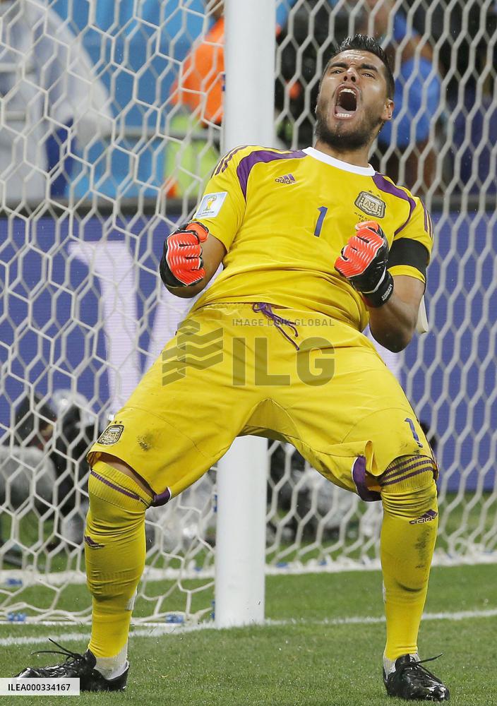 Argentina down Dutch in shootout to reach World Cup final