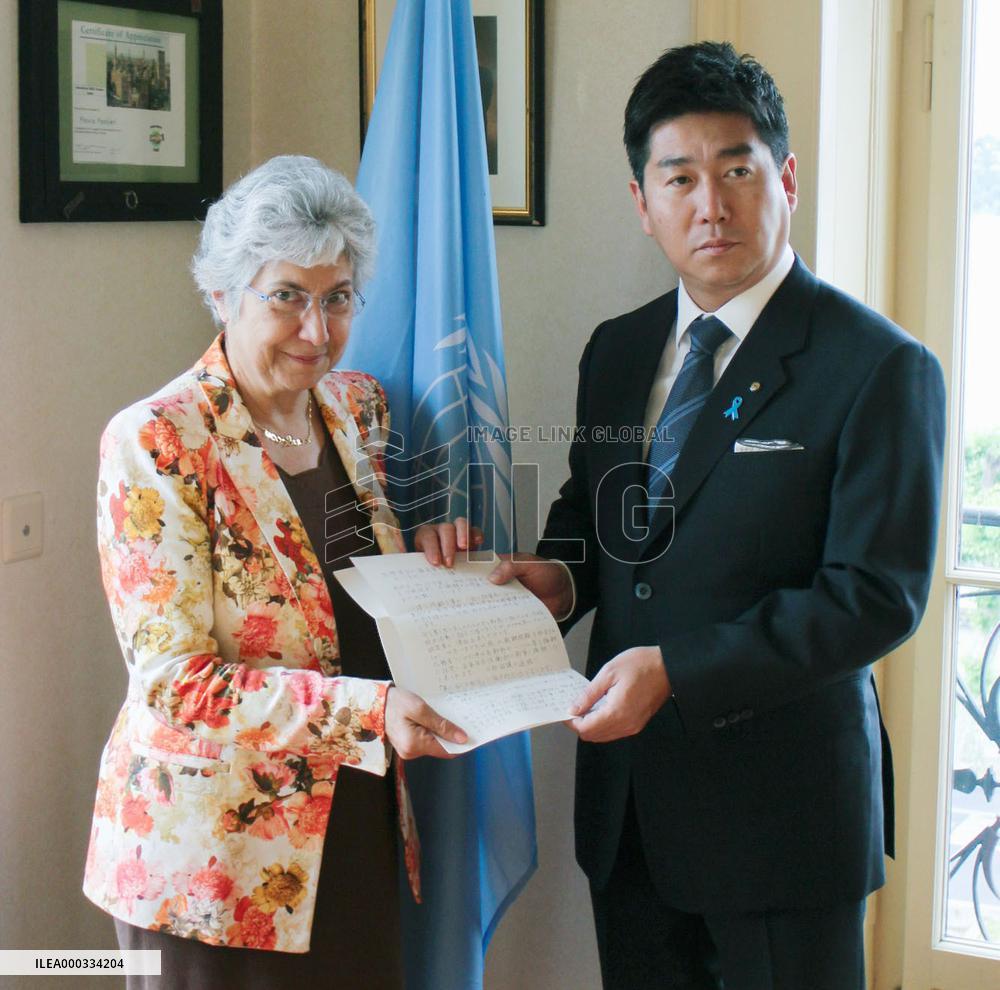 Kawasaki mayor delivers letter from Megumi Yokota's parents