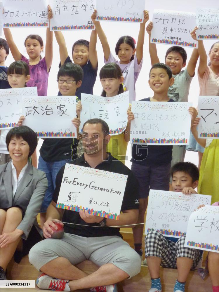 Olympic champ Murofushi at elementary school