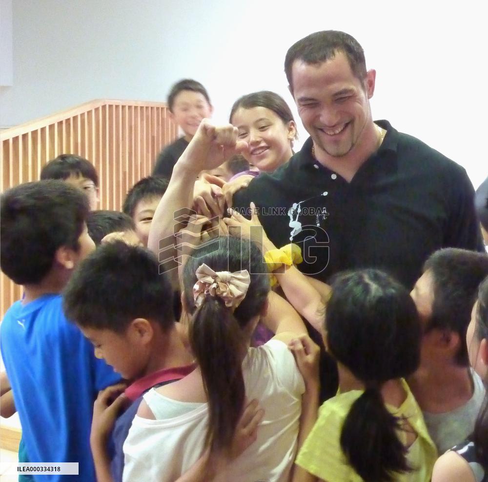Olympic champ Murofushi at elementary school
