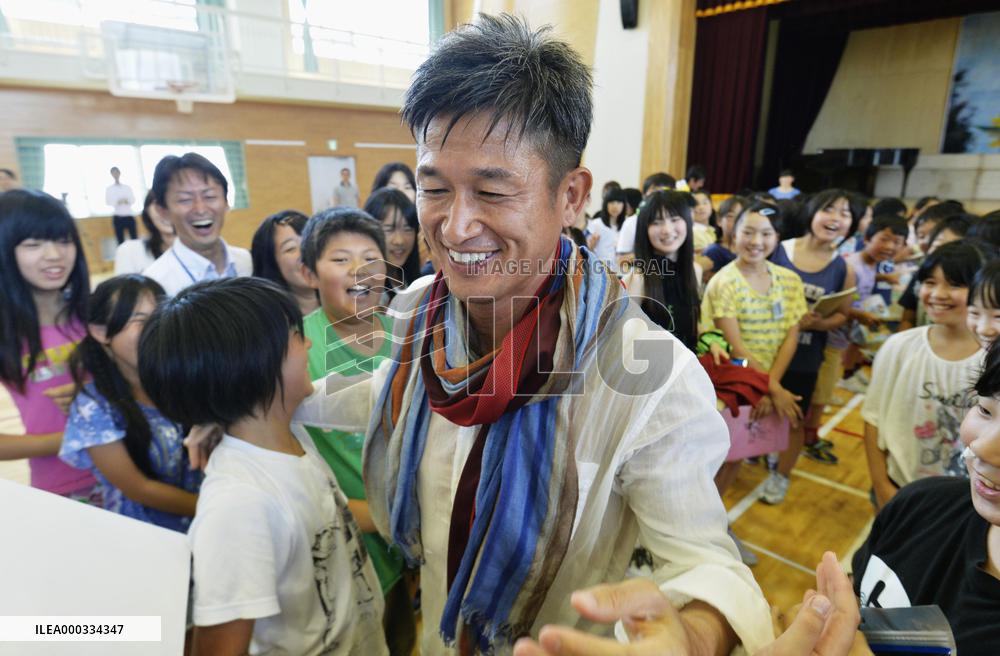 Miura visits tsunami-hit school in Ishinomaki
