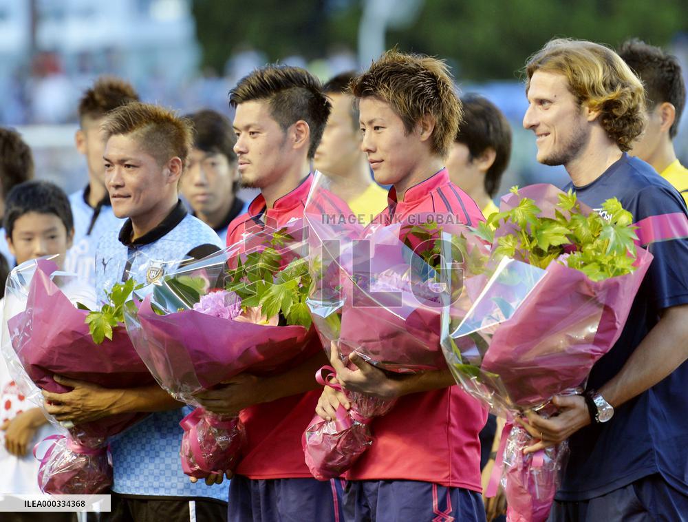 World Cup players of Cerezo, Frontale receive flowers